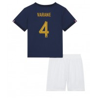 Frankrig Raphael Varane #4 Hjemme Trøje Børn VM 2022 Kortærmet (+ Korte bukser)